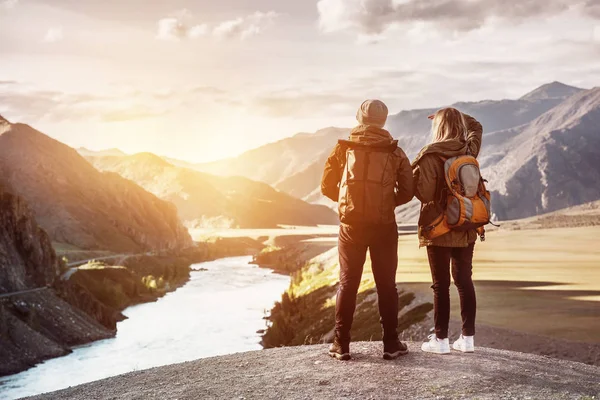 Paar backpackers reizen bergen concept — Stockfoto
