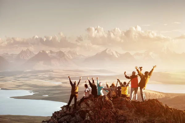 Grande grupo de pessoas sucesso montanha topo — Fotografia de Stock