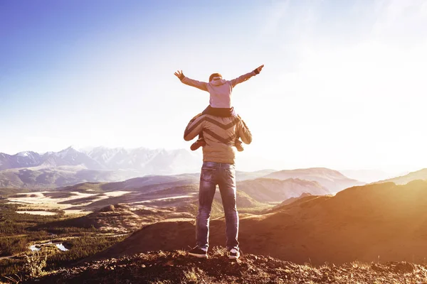 Padre hijo montañas divertido viaje paternidad concepto — Foto de Stock