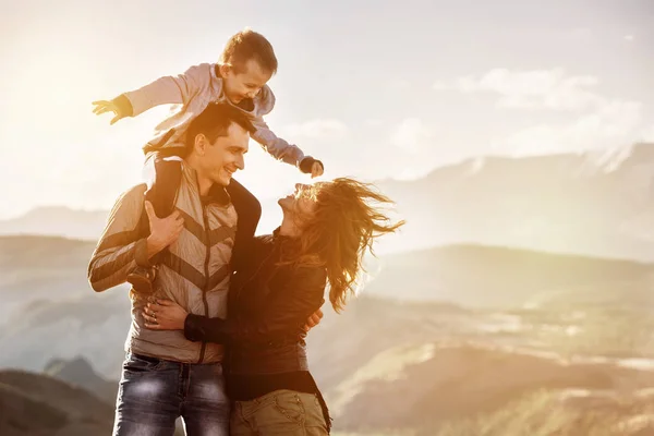 Aile çocuk yürüyen dağlar günbatımı — Stok fotoğraf