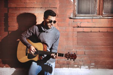 Adam gitar müzik oyun konsepti
