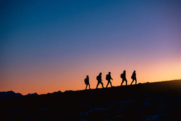 日落山的一群徒步旅行者 — 图库照片