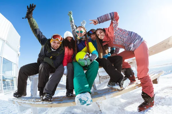 Amigos felizes esquiadores e snowboarders se divertindo — Fotografia de Stock