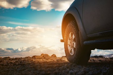 4x4 araba tekerleği dağlara karşı