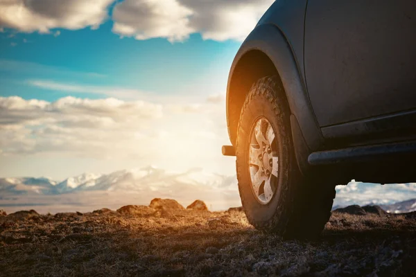 Rueda de coche 4x4 contra montañas —  Fotos de Stock