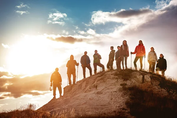 Big group of hikers against sunset — Stock Photo, Image