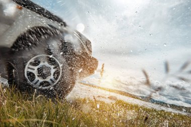 4x4 araba tekerleği ve su sıçraması