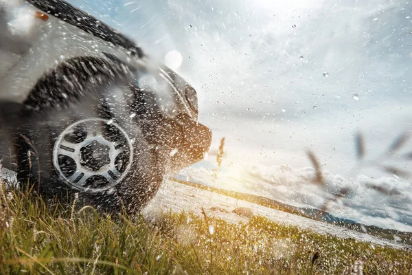 4x4 car wheel and water splashes — Stockfoto