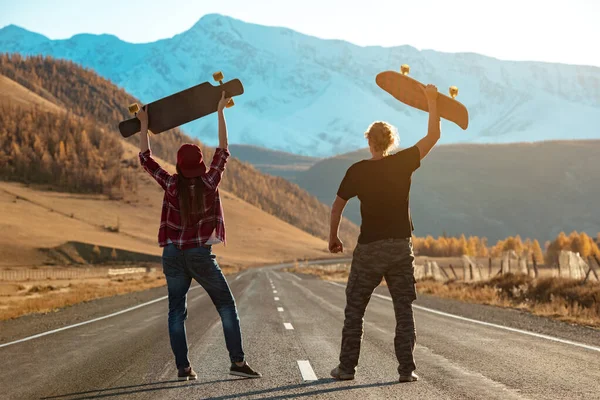 Casal longboarders em linha reta estrada de montanha — Fotografia de Stock