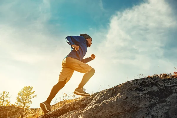 Skyrunner skyrunning längdskoncept med ung idrottare på stor sten — Stockfoto