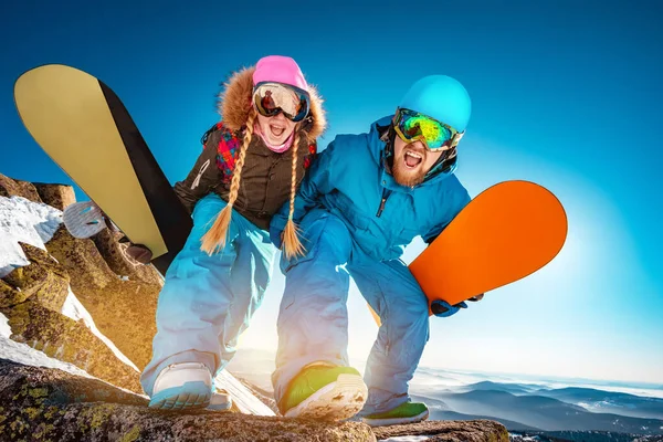 İki snowboardcu erkek ve kadın eğleniyor ve poz veriyor. — Stok fotoğraf