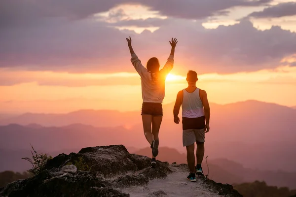 Happy couple walks in sunset mountains — Stock Photo, Image