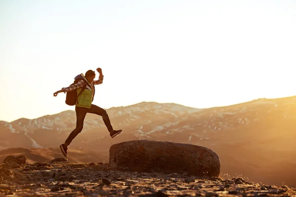 Joven chica deportiva salta a la roca grande — Foto de Stock