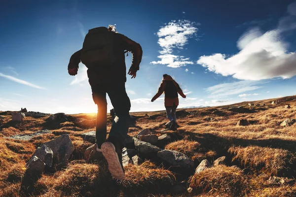 Wanderpaar rennt und springt gegen Sonnenuntergang — Stockfoto