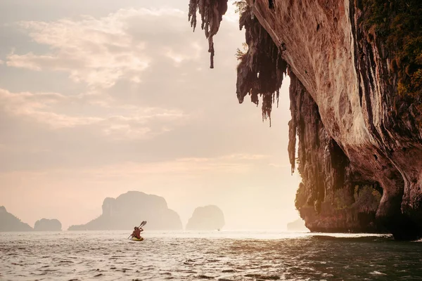 Kleine kajak met koppel tegen enorme baai en eilanden — Stockfoto