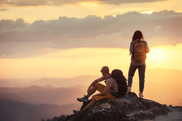 Paar wandelaars bij zonsondergang berg uitkijkpunt — Stockfoto