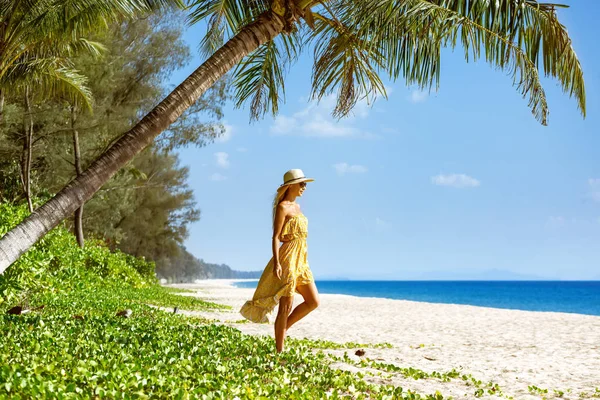 Slank mooi meisje op idyllisch tropisch strand — Stockfoto
