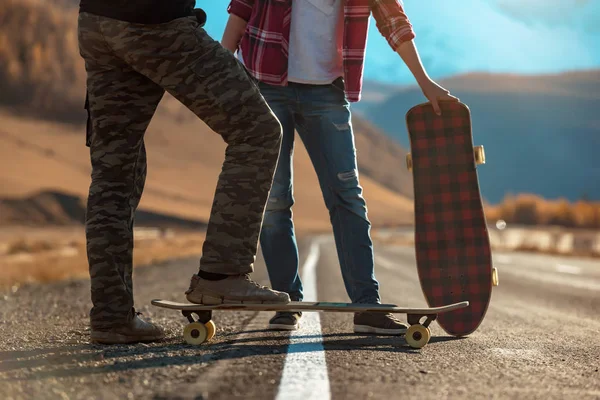 Två folk ben med longboards — Stockfoto