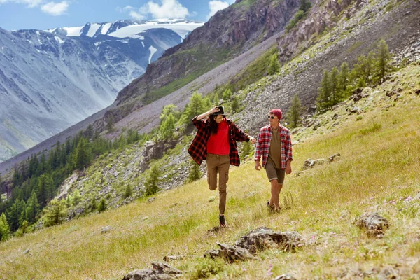 Szczęśliwa para hipsterów spaceruje w górach — Zdjęcie stockowe
