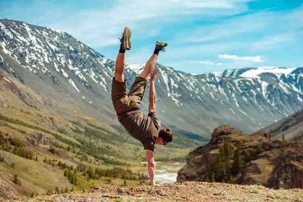 Man maakt acrobatische truc op de hand ondersteboven — Stockfoto