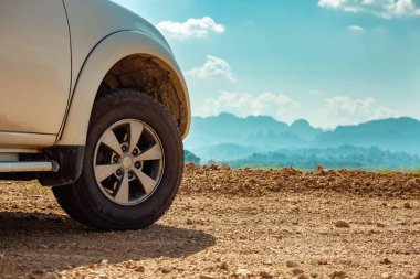 Kirli yolda tanınmayan modern 4x4 araba