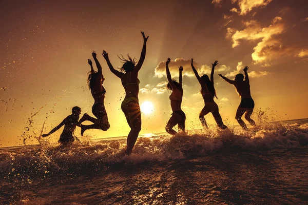 Groupe d'amis heureux plage coucher de soleil amusant — Photo