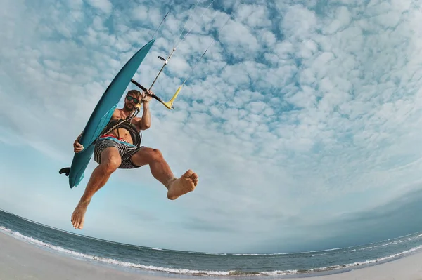 Kitesurfare hoppar med wakeboard — Stockfoto