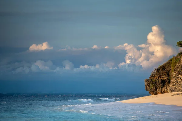 Belle plage de mer tropicale au coucher du soleil — Photo