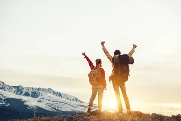 Due escursionisti felici al tramonto delle montagne — Foto Stock