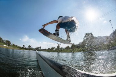 Wakeboardcu rampada zıpladı.
