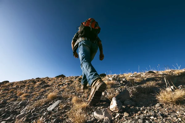 Nerozpoznatelný muž cestovatel jde do kopce — Stock fotografie