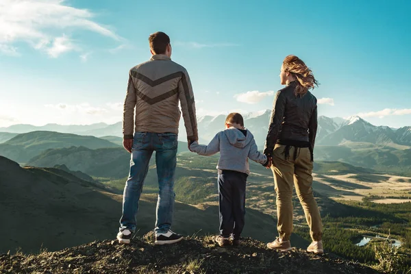 Çocuklu aile dağlarda durur. — Stok fotoğraf