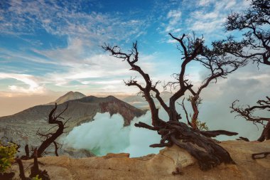 Güneş doğarken Ijen volkanı ve asit gölü. Java Adası, Endonezya