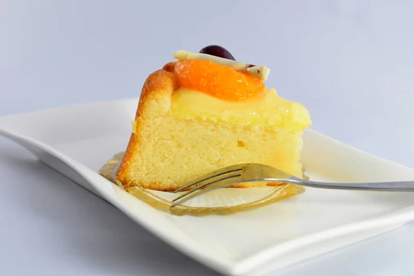 Fatia de delicioso bolo de baunilha com cobertura de frutas frescas — Fotografia de Stock