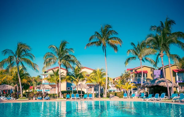 Тропический отель с бассейном — стоковое фото