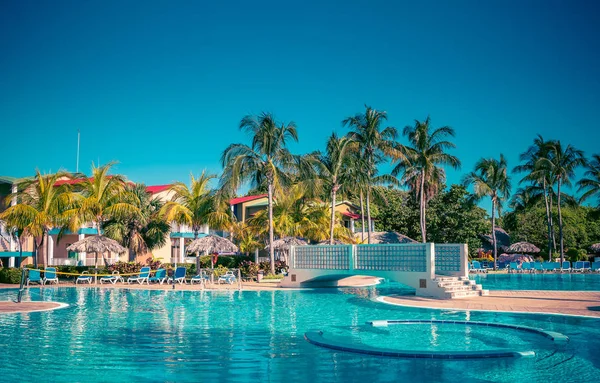 Tropický hotel s bazénem — Stock fotografie