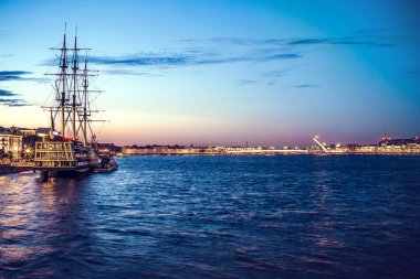 trinity Köprüsü'nden neva Nehri'nin görünümü