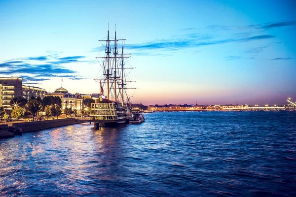 trinity Köprüsü'nden neva Nehri'nin görünümü