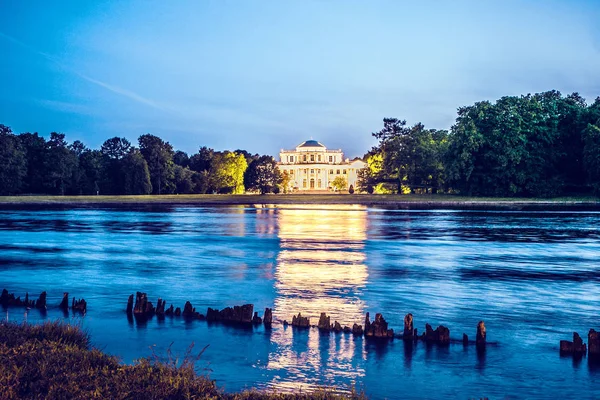 Taş ada Elagin saraydan görünümünü.