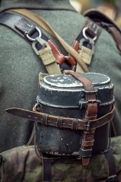 A pot on the back of a German soldier. — Stock Photo, Image