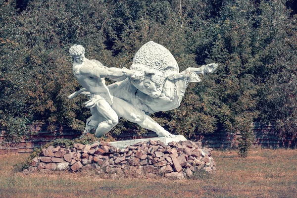 Памятник "укротителю быка" в Чернобыле . — стоковое фото