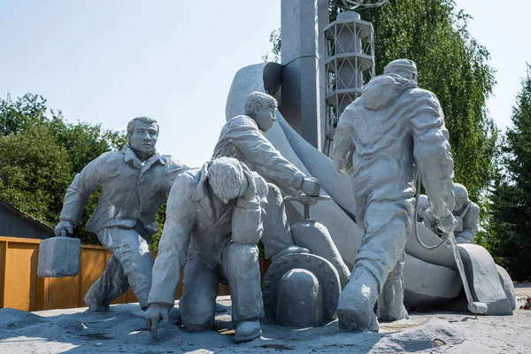 Monumento ai liquidatori delle conseguenze dell'incidente della centrale nucleare di Chernobyl . — Foto Stock