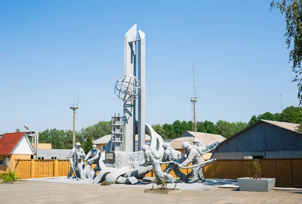 Monumento a los liquidadores de las consecuencias del accidente de la central nuclear de Chernóbil . — Foto de Stock