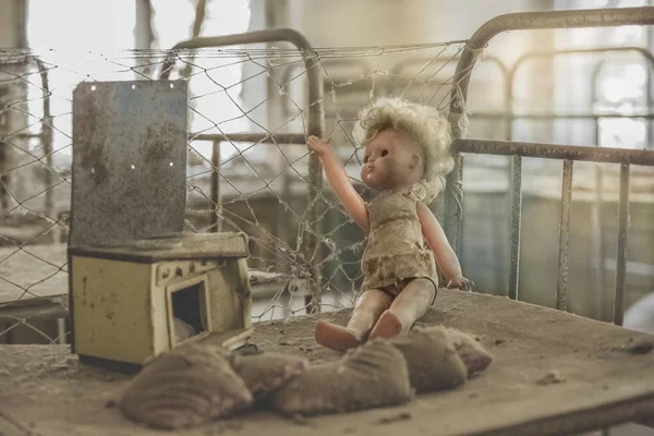 Заброшенная кукла в детском саду Чернобыльской зоны — стоковое фото