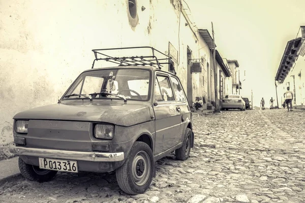 Coche retro en la calle —  Fotos de Stock