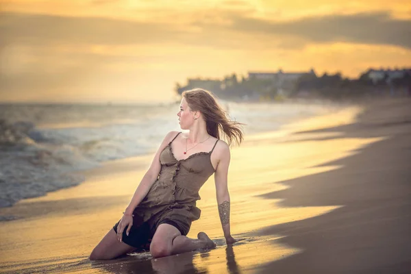 Chica Vestido Orilla Del Mar Durante Puesta Del Sol —  Fotos de Stock