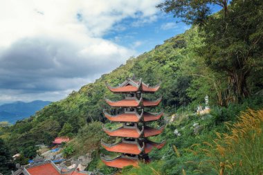 Mount Taku, Vietnam üzerinde antik pagoda