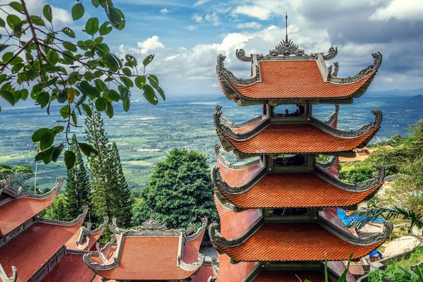 Mount Taku, Vietnam üzerinde antik pagoda