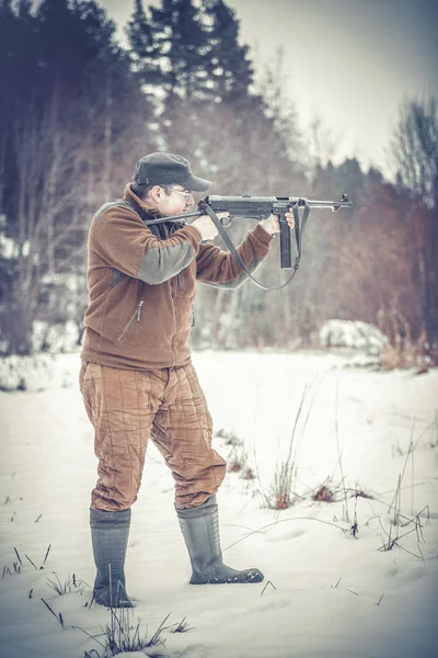 Молода Людина Пагони Від Німецьких Пістолет Кулемет — стокове фото