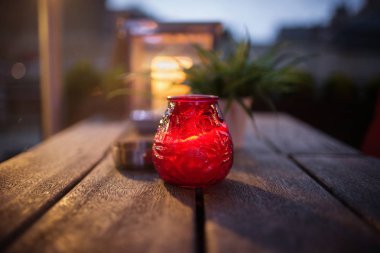 sokak bir kafede bir masada kırmızı cam şamdan